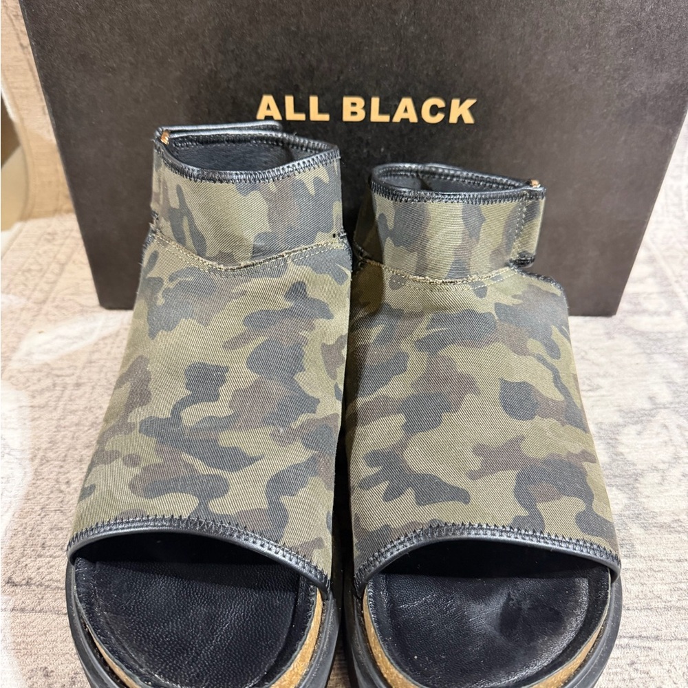 All Black Women's Camouflage Sandals